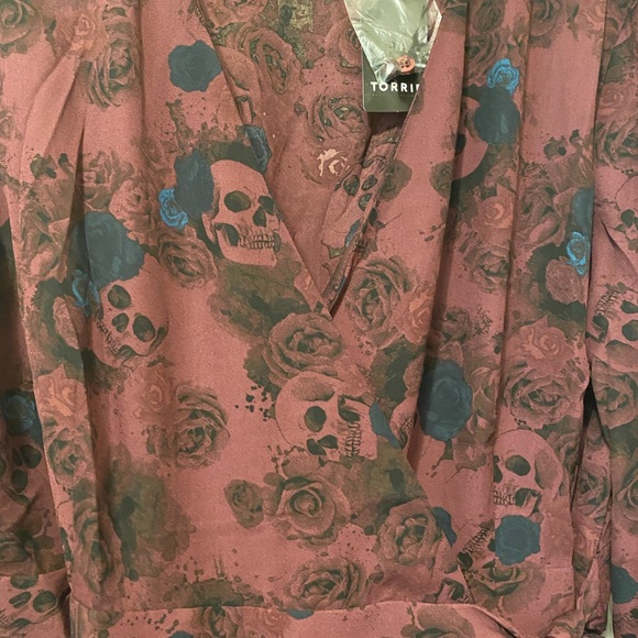 Torrid Wrap Tunic Burgundy Floral/Skull Georgette Size 1 - Picture 6 of 9